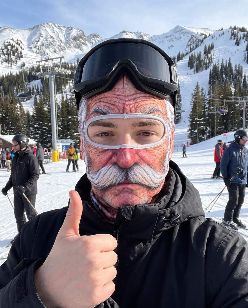 Snowboarder con el pasamontañas El Abuelo